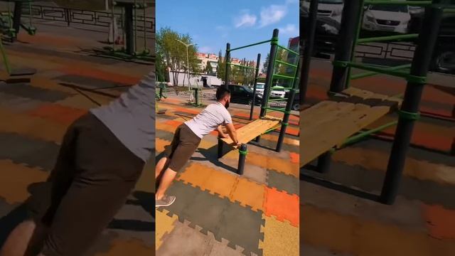 УЧИМСЯ ДЕЛАТЬ ВЗРЫВНЫЕ ОТЖИМАНИЯ | ВОРКАУТ ТЮМЕНЬ смотреть онлайн