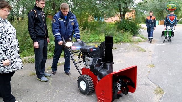 Добровольцы не прекращают работы по разгрузке, расфасовке и развозу гуманитарного груза смотреть онлайн