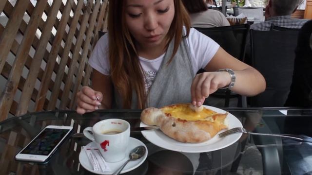 Как правильно кушать хачапури по-аджарски