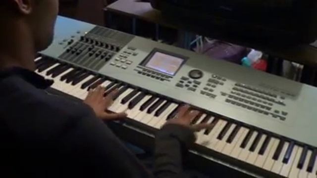 Karan Joseph plays the blues at home... смотреть онлайн