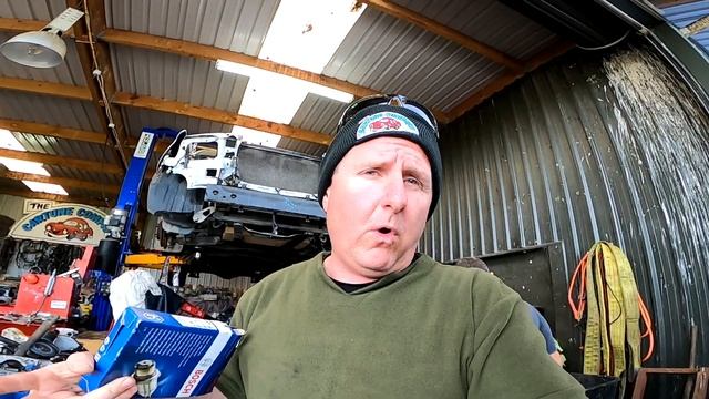 LN106 hilux with 1uz and auto. Fixing air leaks, fuel supply issues and stuff. It runs good now смотреть онлайн