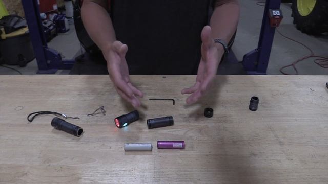 THE Best EDC Flashlight (YOU NEED THESE!) EMISAR D4V2