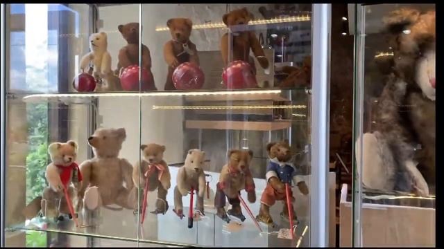 The Bears of Summer in an English Country Garden with Hilary Pauley | Summer Fling смотреть онлайн