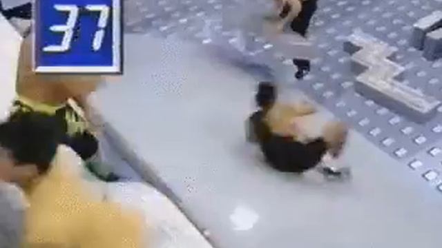 Gameshow where 'Power Warrior' Kensuke Sasaki has to stop these dudes смотреть онлайн