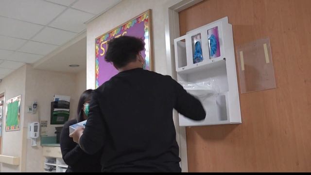 Teens learn from the best in unique summer Orange Park hospital volunteer program смотреть онлайн