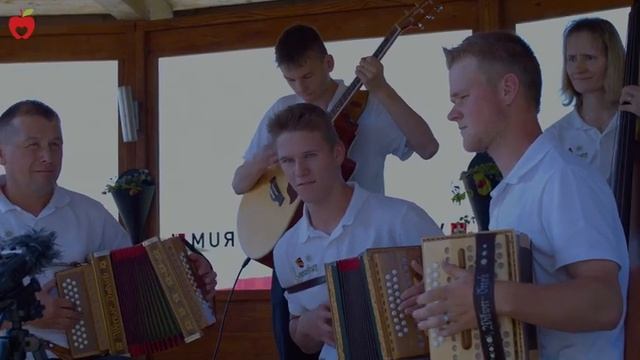 Die Simmentaler Familienkapelle d'Lasenberg spielt anlässlich der Eröffnung смотреть онлайн