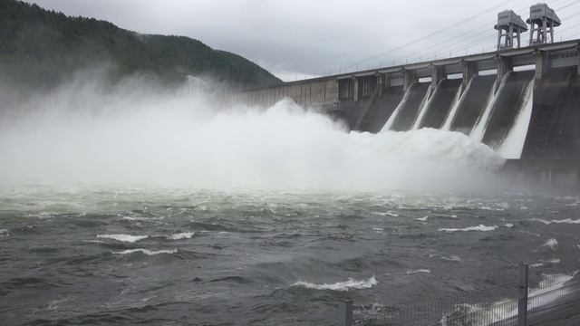 Сброс воды на Красноярской ГЭС смотреть онлайн