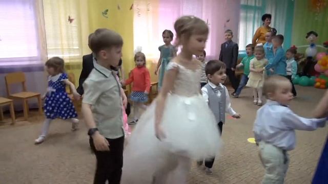 Малыши поздравляют выпускников смотреть онлайн