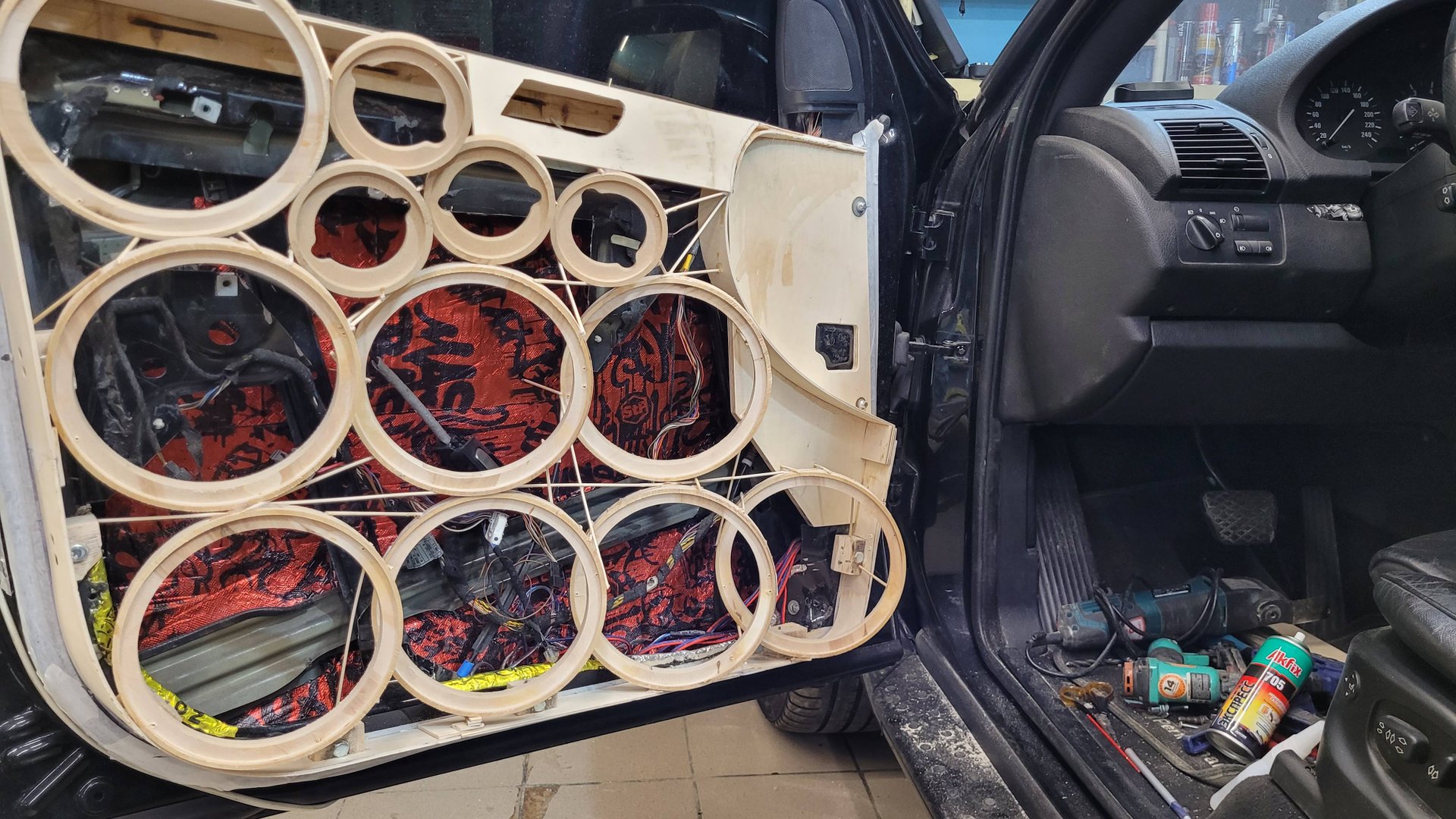 Изготовление дверных карт, подготовка к соревнованиям по автозвуку в классе - громкий фронт смотреть онлайн