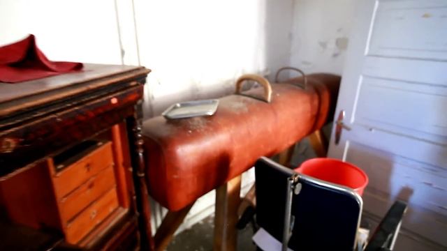 Huge School! (they left everything behind!!) URBAN EXPLORATION / part.1 смотреть онлайн