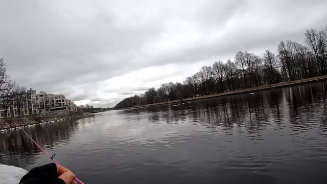 Спиннинг длиной 100 см! Или это зимняя удочка? Окунь весной с EMT Vertical Pro Mini 35 смотреть онлайн