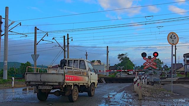 RailWay. Russian Railroad Crossing Intercity EMU Train ED9M/Железнодорожный переезд. Электричка ЭД9 смотреть онлайн