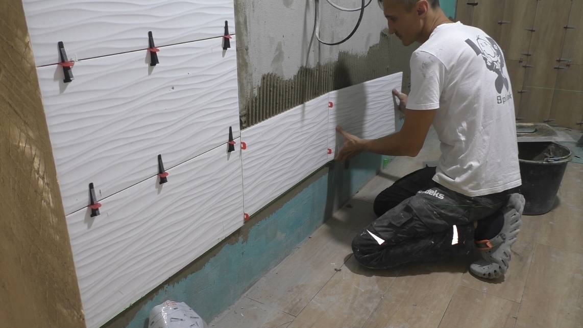 20 хитростей при укладке плитки в ванной комнате! Красивые углы из кривой плитки - легко! смотреть онлайн