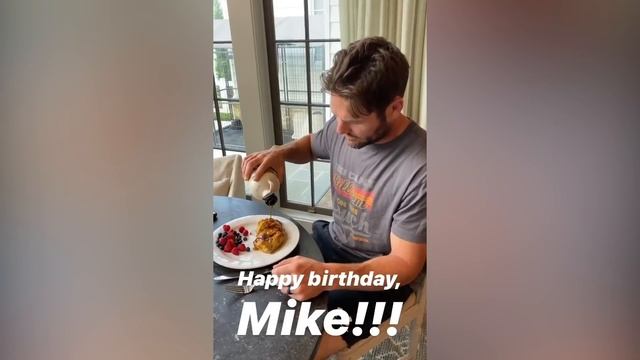 Carrie Underwood Jabs Husband Mike Fisher On His 40th Birthday смотреть онлайн