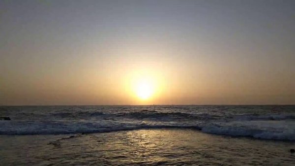 الموج يرسم الغروب بلوحاته والبحر يرحب بالشمس لتزين المكان.