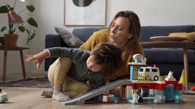 LEGO® DUPLO® Town 10948 Паркинг и автомивка | КОМСЕД смотреть онлайн