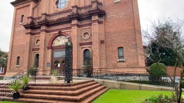 Which One Is A REAL Brick House? смотреть онлайн
