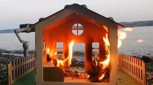 Пожар в маленьком доме из дерева! (Часть 1) | Small dollhouse burning down! (Part 1)