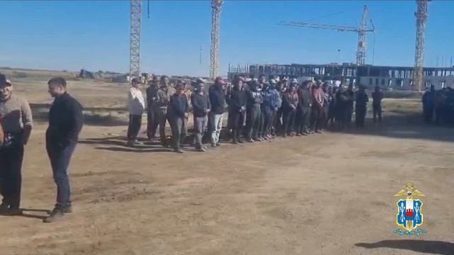 В Ростове-на-Дону сотрудники полиции провели рейд на территории строящегося жилого комплекса смотреть онлайн
