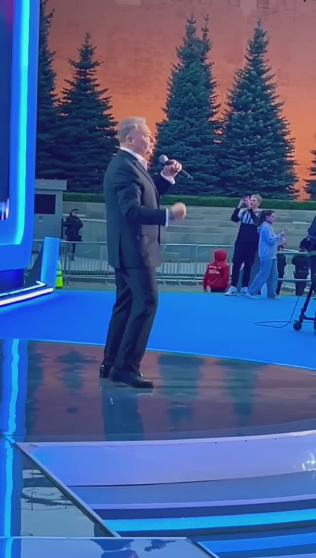 Спел так, что ЗАМЕРЛА Красная площадь 👏 За Победу, за Россию, за Донбасс! #shorts #александрдобронра смотреть онлайн