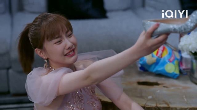 ซีอีโอชี้ไปที่ซินเดอเรลล่าและมอบรองเท้าแก้วให้เธอ: ฉันรักคุณ!💖 смотреть онлайн