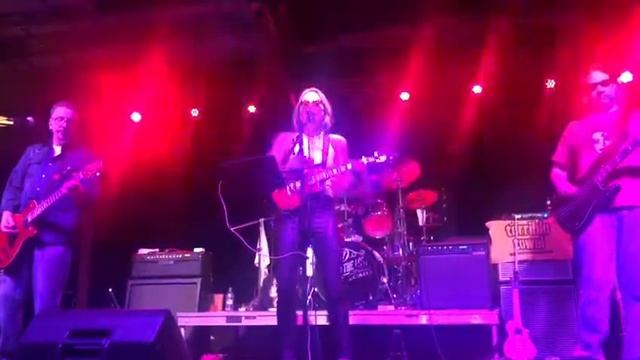 I Wear My Sunglasses at Night (Cory Hart Cover) смотреть онлайн