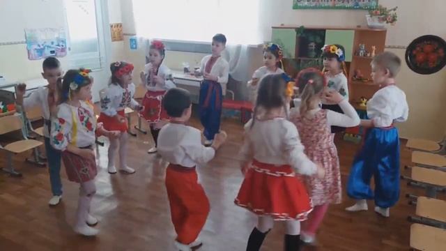 ВИЙШЛА ПИСАНКА МАЛЕНЬКА -- українська народна хороводна гра - танок смотреть онлайн