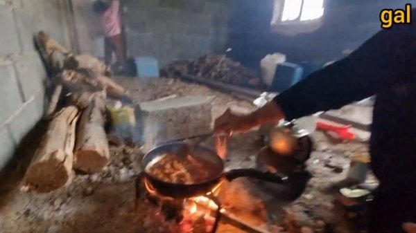 Insulating the bathroom by a nomadic widower and taking care of Ava by a grandmother