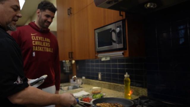 Georges Niang: Cooking with the Cavaliers, presented by Giant Eagle смотреть онлайн
