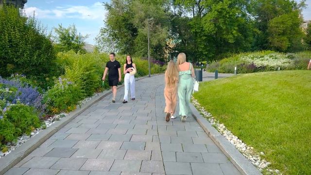 [4K] Moscow Promenade ☀ Beautiful girls, sunshine, summer mood смотреть онлайн