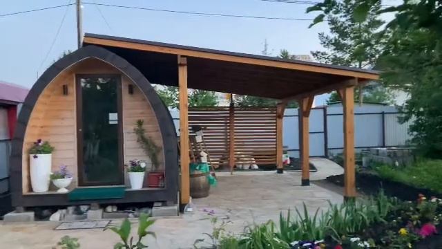 Арочный минидом с примыкающей к нему беседкой