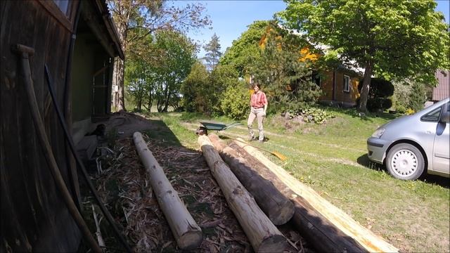 Окариваю бревна. Болтаю // Жизнь на хуторе смотреть онлайн
