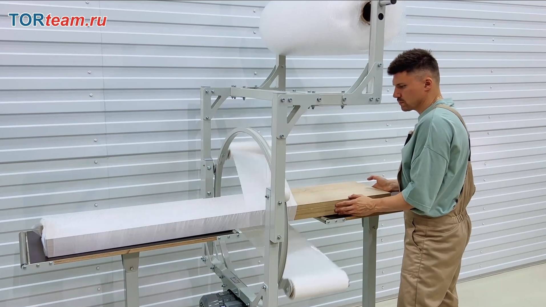 Горизонтальный упаковщик 4eco52 Упаковка длинномеров в стрейч пленку. смотреть онлайн