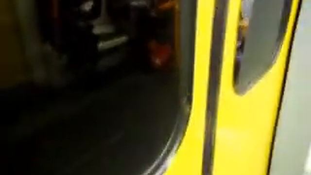 Moskiewskie metro. Podróż po Lublinskiej linii eksperymentalnym pociągiem 81-720 "Jauza" смотреть онлайн