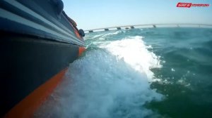 Бесконусная лодка Roger 380 SFERA на 15 л.с. на приморской волне