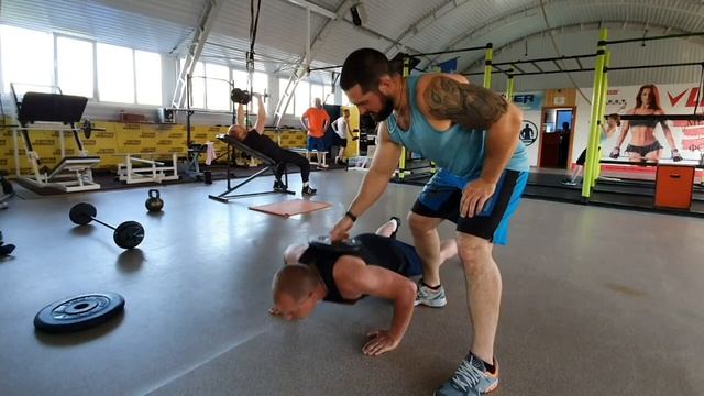 Жим лежа на разминку. Отжимания с веслм на максимум. Брусья и Турник на максимум! Жесткая тренировка смотреть онлайн