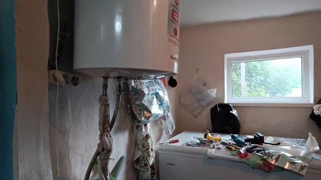 Вычистили плитку☘️ Опять *авария* Облегчили вес деревьям🍑Живем в станице на Кубани🏡 смотреть онлайн