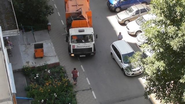Неисправный мусоровоз Экотранса поломался во дворе дома №1 по ул. Гостёнская в г.Белгороде