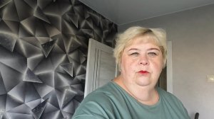 Мужики разбирают и выносят не нужную мебель. Комната Абдугани почти готова.