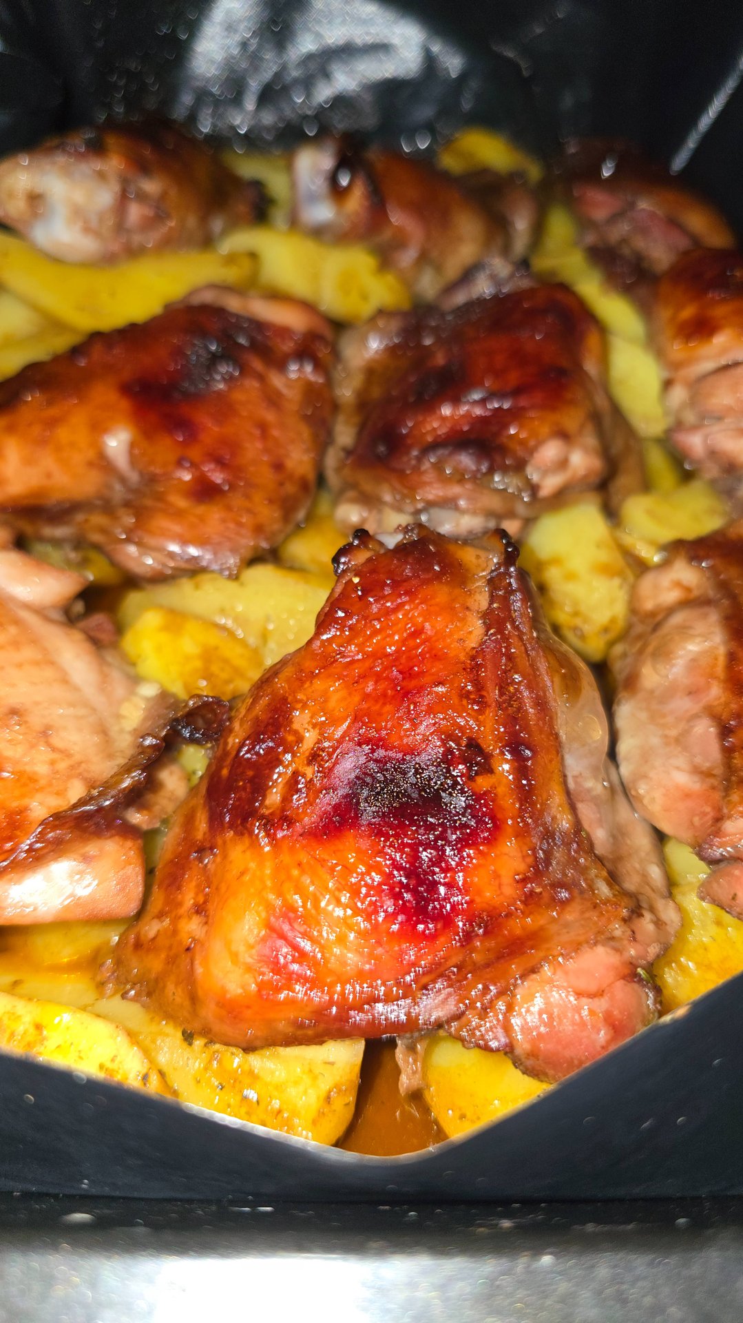 Куриные бедра с картофелем. смотреть онлайн