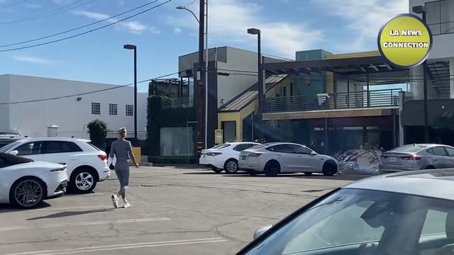 Fitness Guru Amanda Kloots Looks for her Car after Pilates Class смотреть онлайн