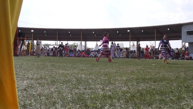 MVI 8499 Ermineskin Powwow 2023 Saturday afternoon, Teen Jingle Old Style Contest, 1 Group 2 Songs. смотреть онлайн