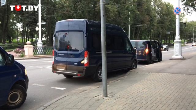 Неизвестные оттеснили колонну девушек, идущую от Национального художественного музея смотреть онлайн