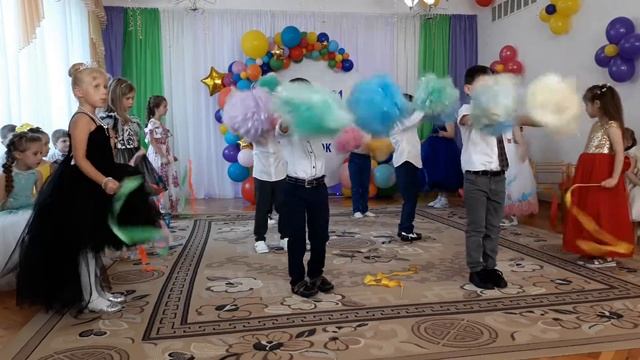 👫 ТАНЕЦ "КРАСКИ" ~ Танцы на выпускной в детском саду #Дошкольная_хореография #Танцы_на_выпускной смотреть онлайн