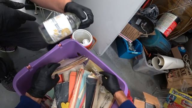 Контейнеры выглядели как мусорные, но это не так. Попалось интересное. смотреть онлайн