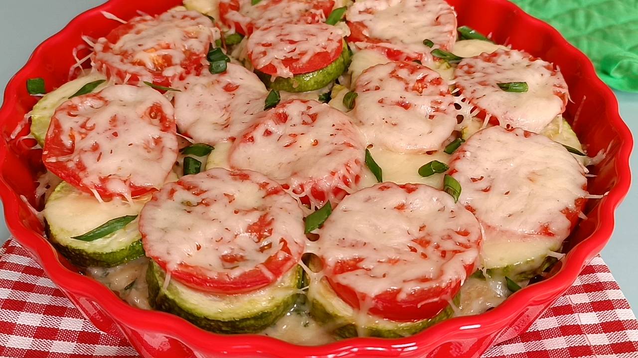 📌 Мясная пицца с кабачками и помидорами. В духовке, без муки смотреть онлайн