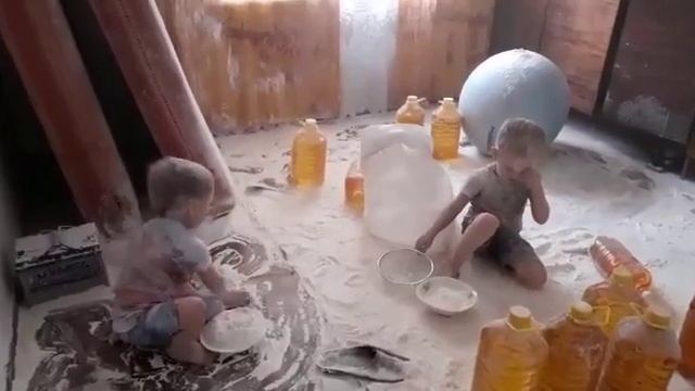 Пока нет бабушки My grandmother's not here yet 私の祖母はまだここにいません 我奶奶还没来 смотреть онлайн