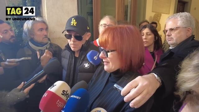 Addio a Sandra Milo, i figli Ciro e Debora commossi alla camera ardente: “Una mamma straordinaria” смотреть онлайн