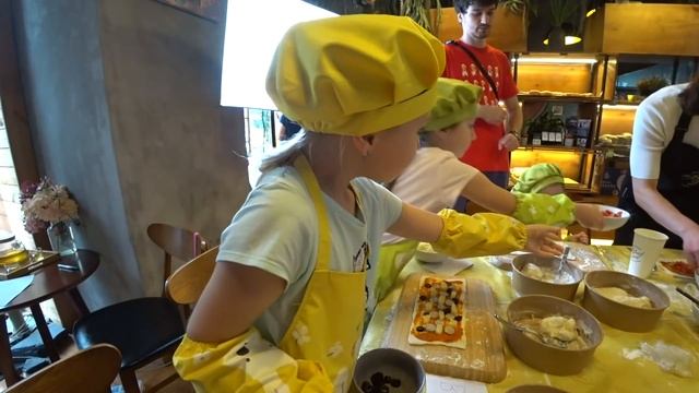 ГОТОВИМ ПИЦЦУ 🍕 СВОИМИ РУКАМИ. ПЕКАРНЯ В КИТАЕ Bread Spot