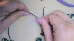 Колье на мемори- проволке с каучуковым шнуром